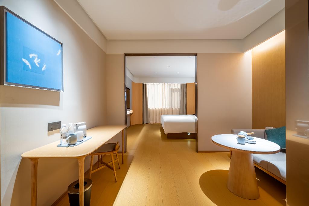 Ji Hotel Lingyuan Tianyi Square