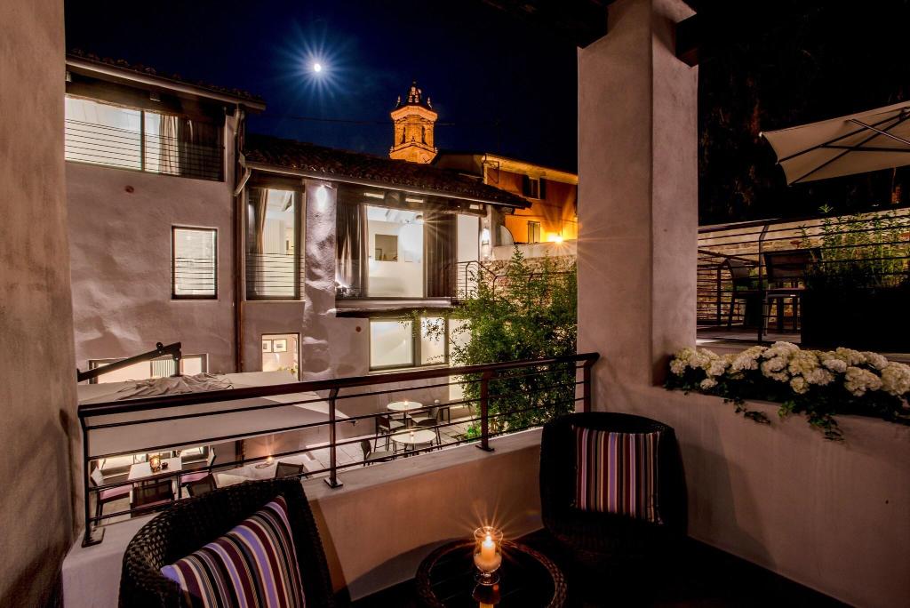 Uve Rooms Wine Bar