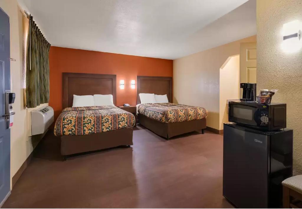 Rodeway Inn & Suites East