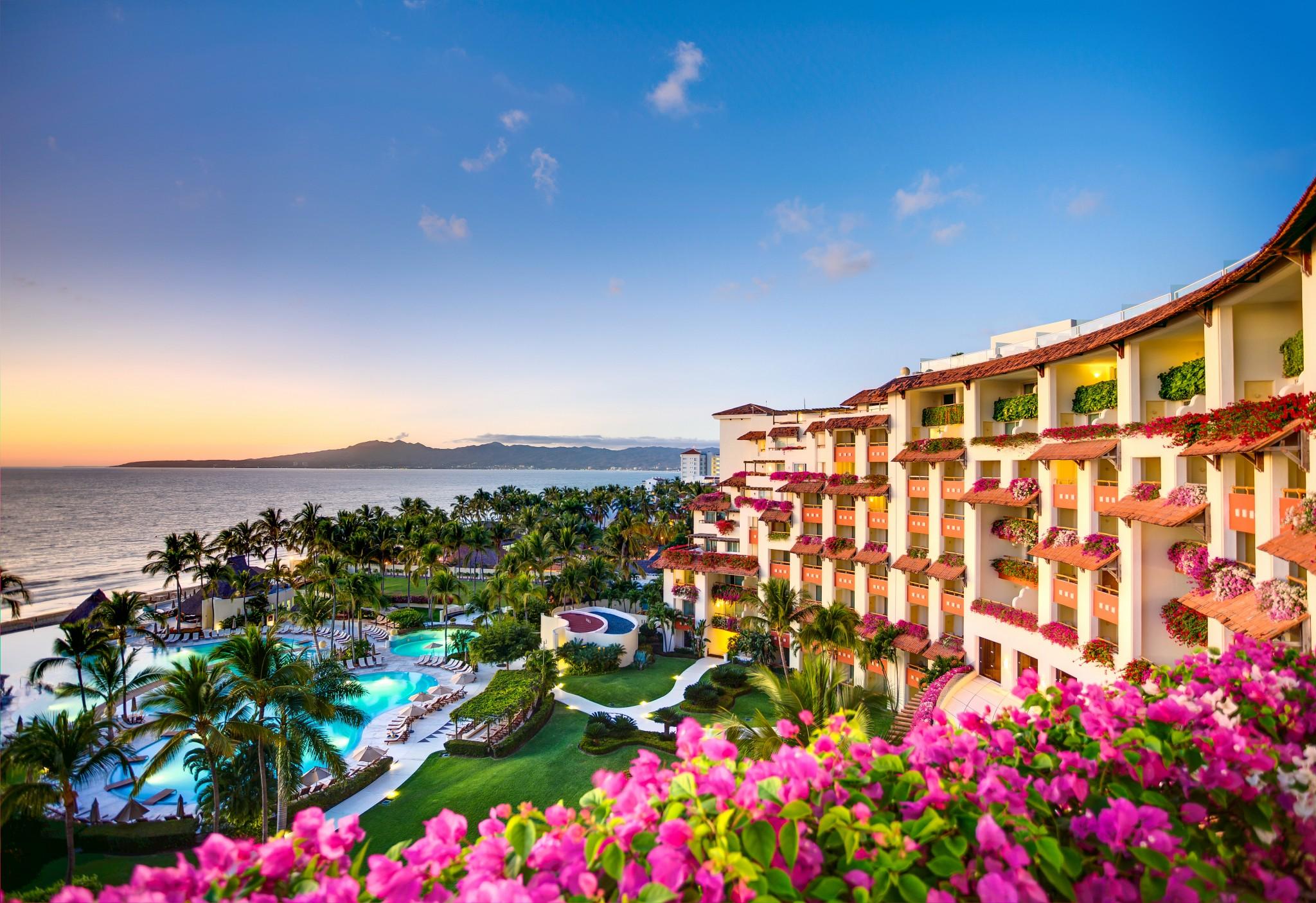 Piscinas y fachada de Grand Velas Riviera Nayarit frente al mar