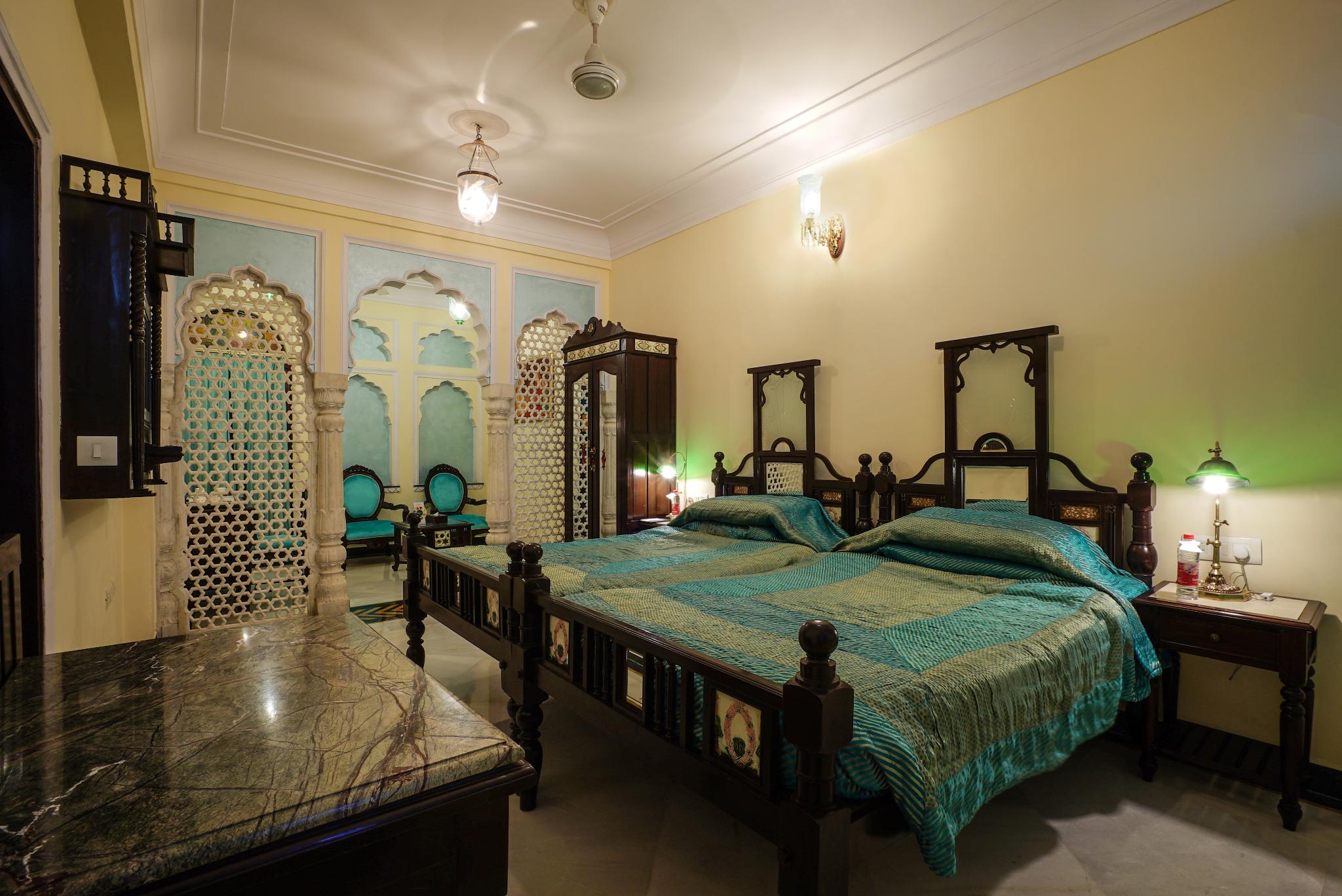 Deluxe Room: 20% off on session of Spa, 10% off on food & beverage services, 15 % off On Laundry