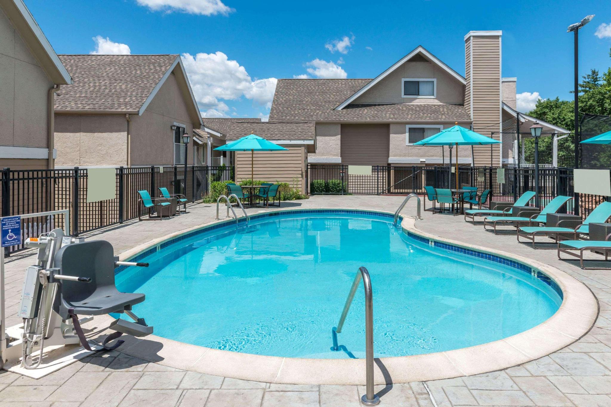 HAWTHORN SUITES BY WYNDHAM ST. LOUIS WESTPORT PLA en St. Louis area