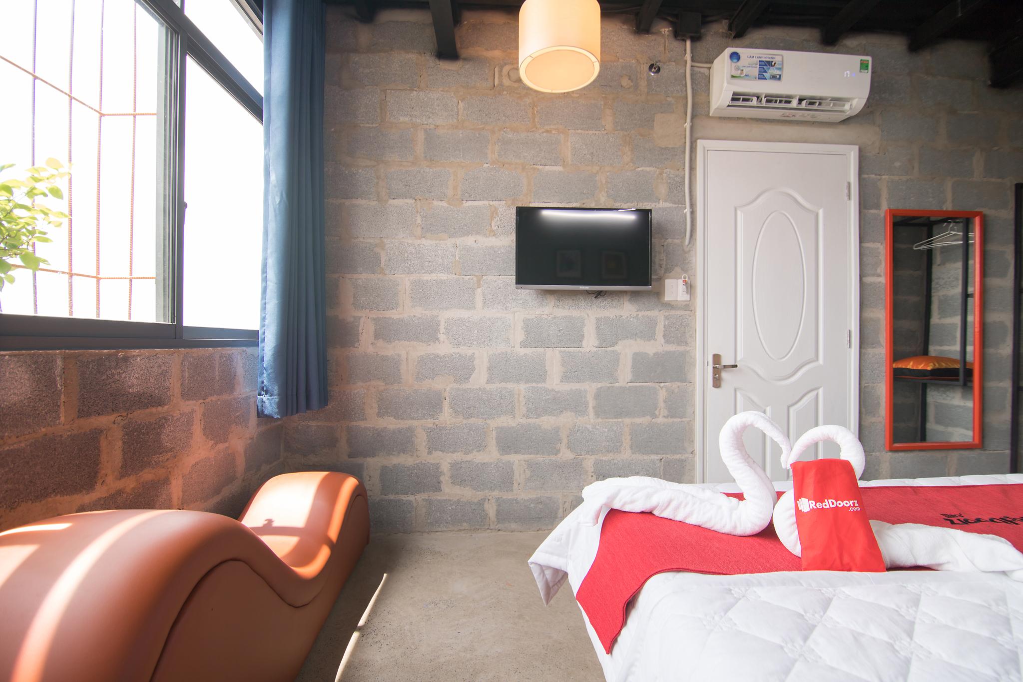 RedDoorz Plus @ Ung Van Khiem Street