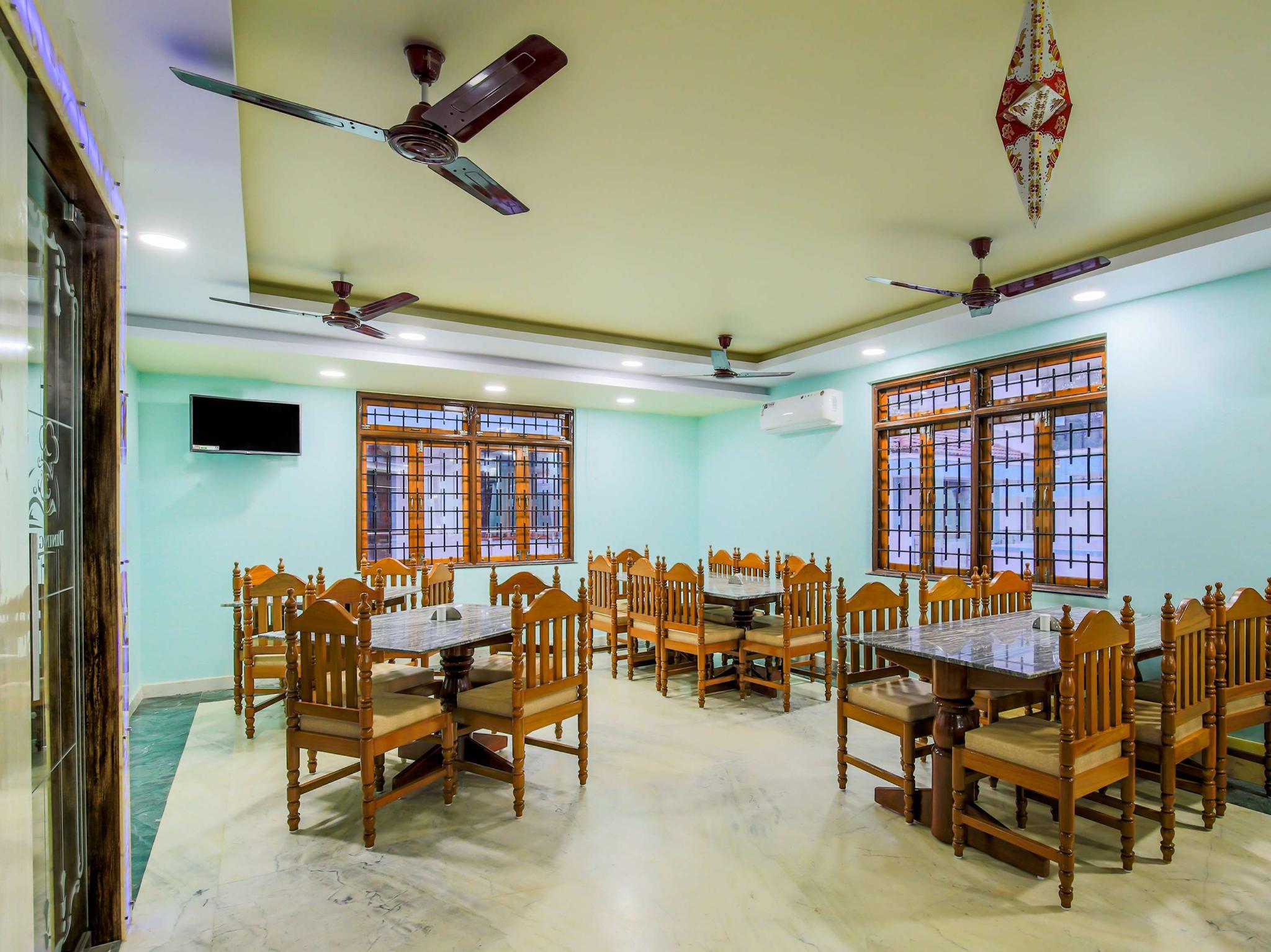 OYO 14779 Meera Motels & Residency