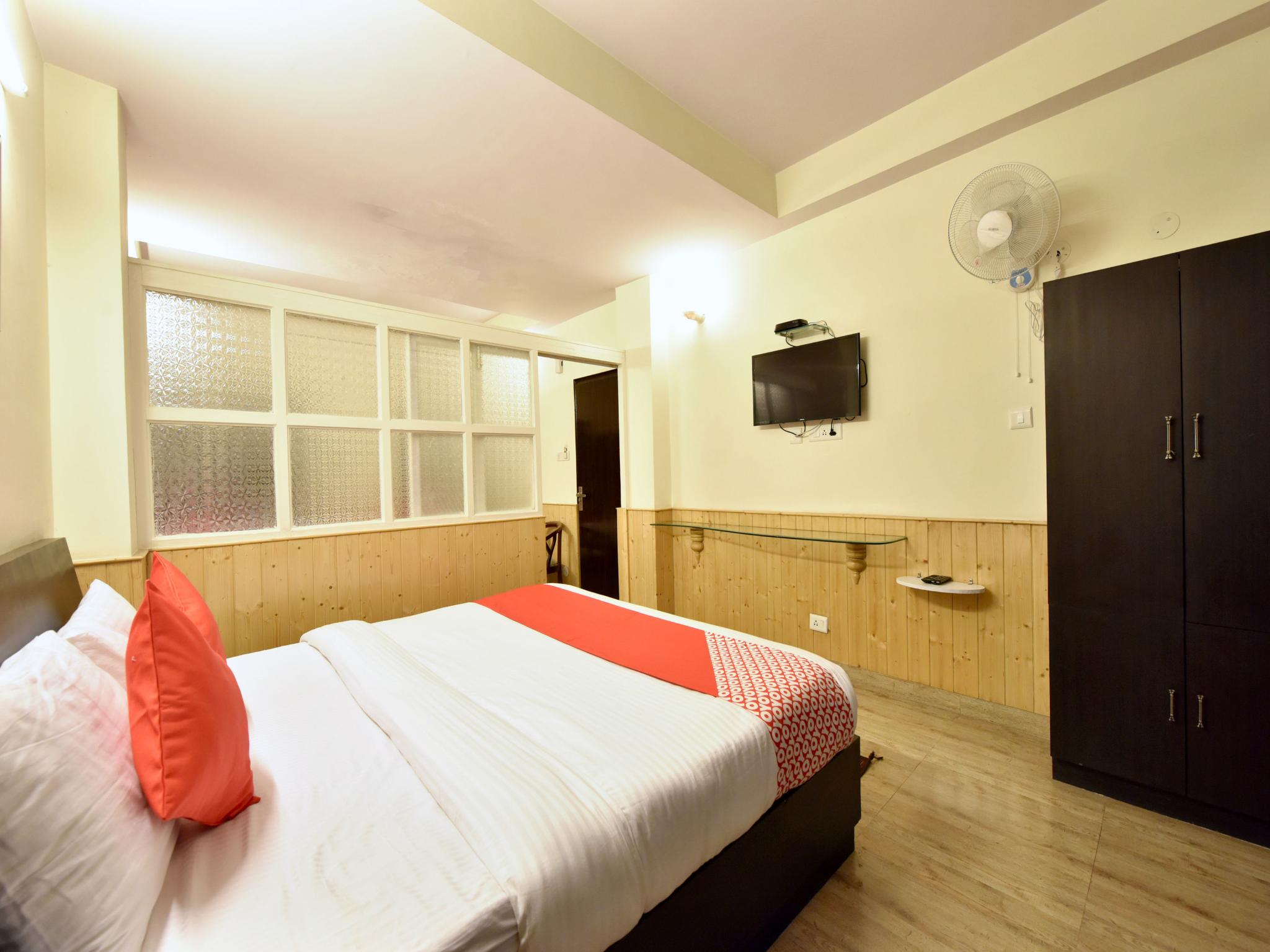 Flagship 8421 Hotel Seven Hills
